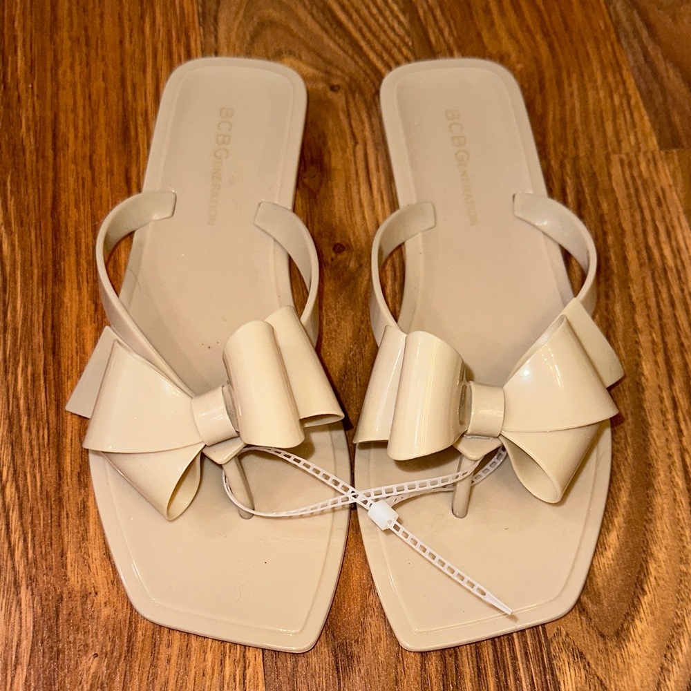 BCBGMaxAzria Women's Tan Bow Lima Jelly Sandals